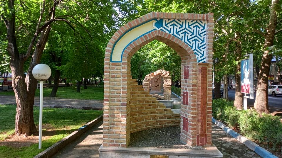 ساخت ۱۰ المان زیبای آجر در بزرگداشت روز مراغه